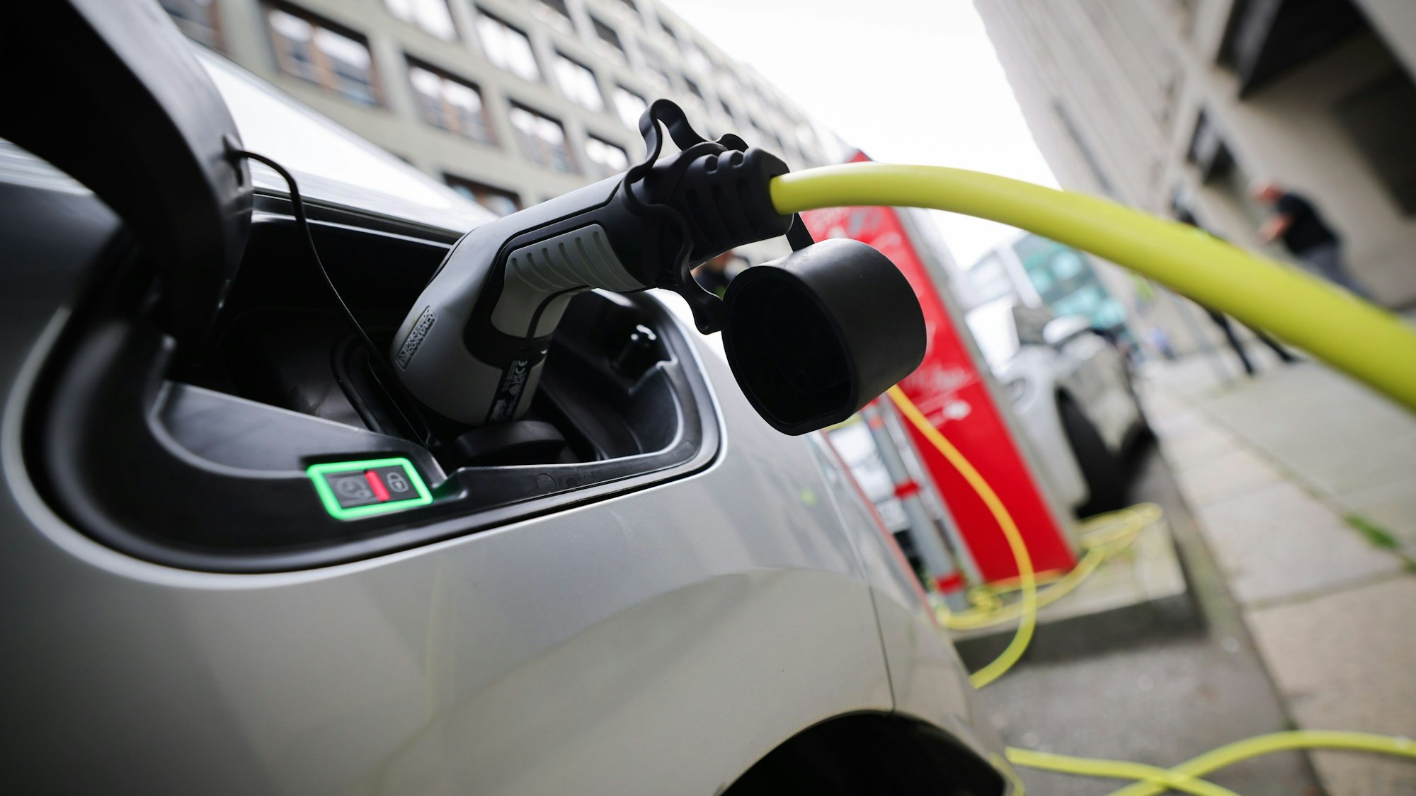 Auch die Niederlande haben sich mit einer gestaffelten Steuer in die EU-Spitzengruppe bei E-Auto-Neuzulassungen manövriert.