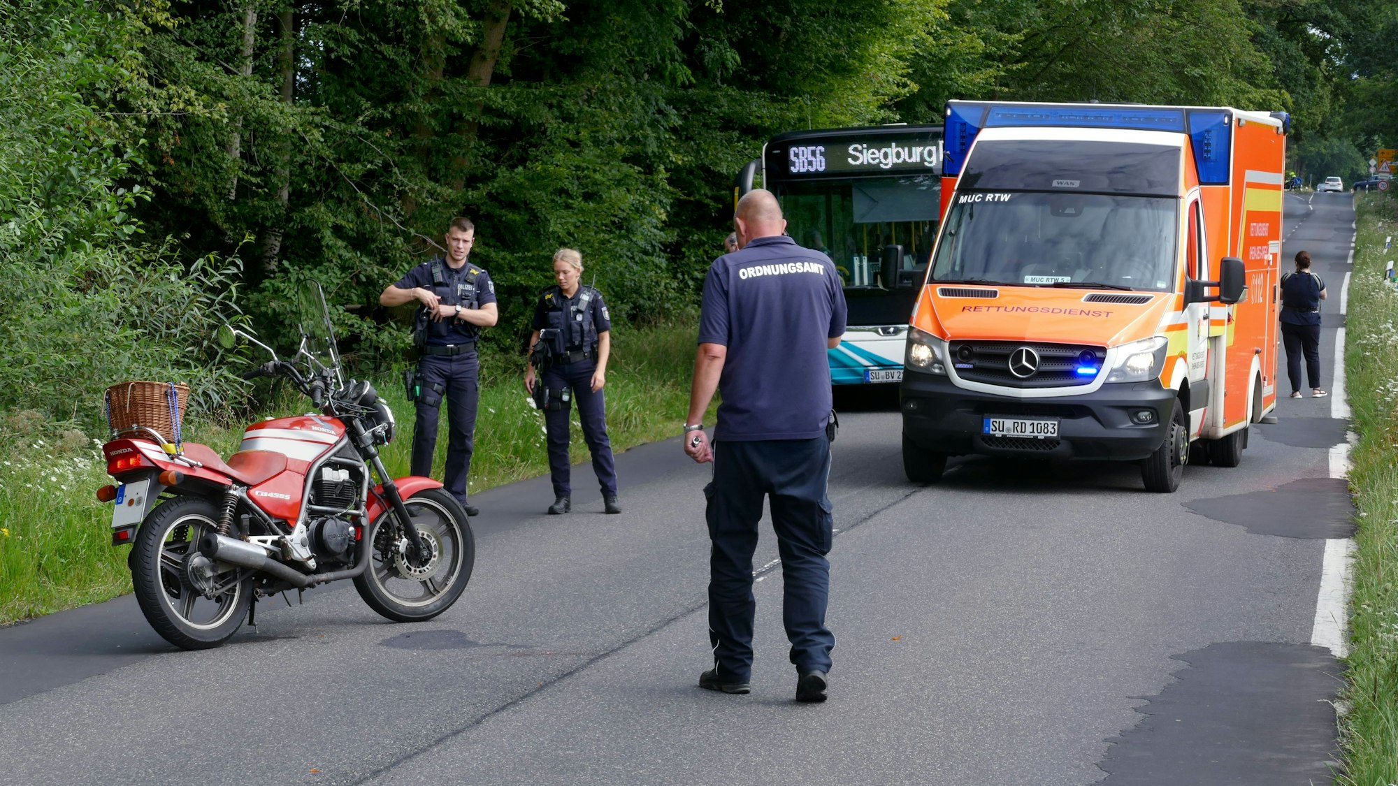Das Motorrad musste nach dem Unfall auf der B56 abgeschleppt werden.