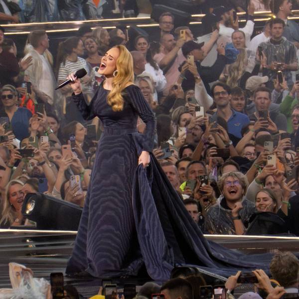 Popstar Adele singt auf der Bühne in München.