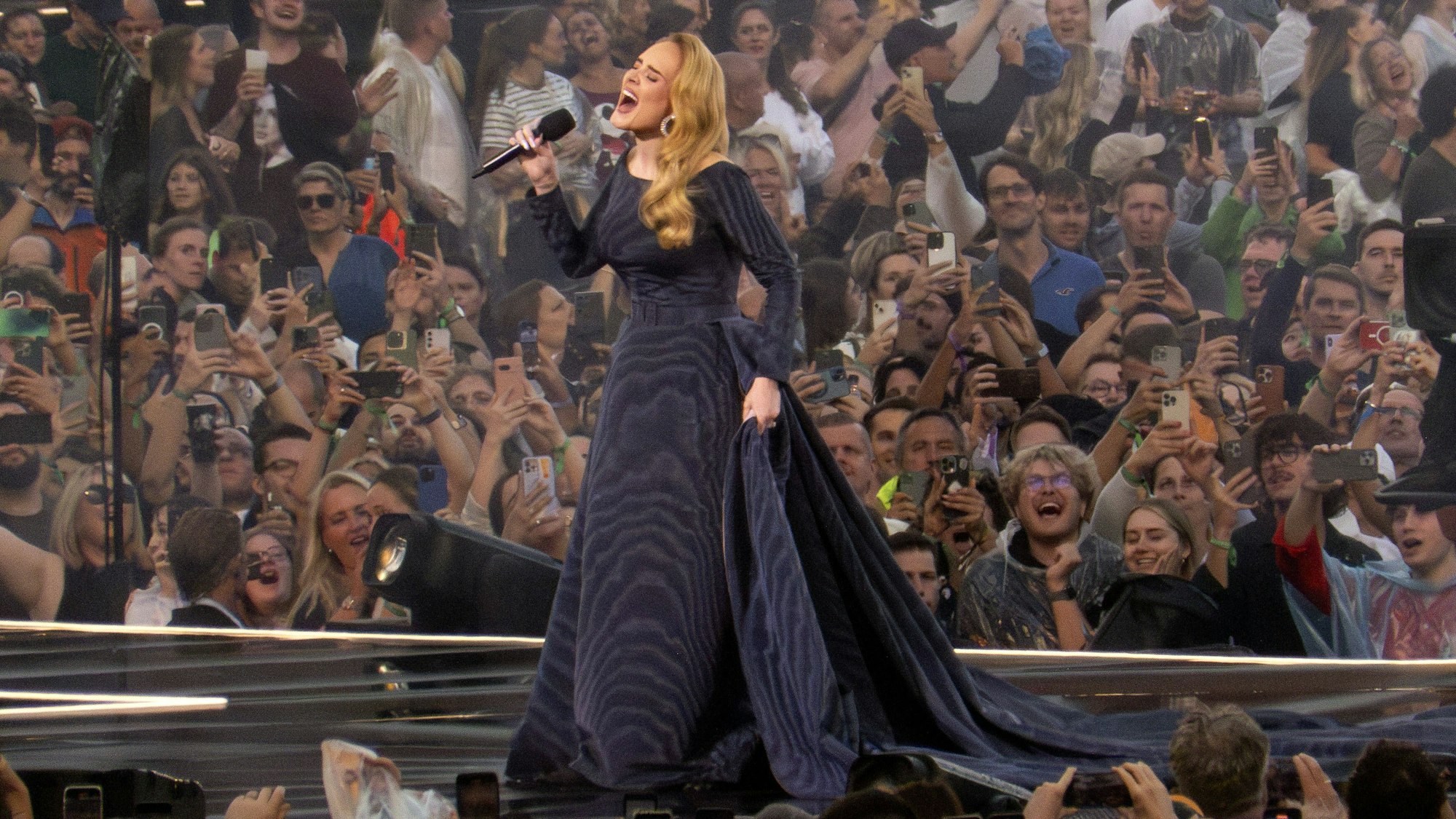 Popstar Adele singt auf der Bühne in München.