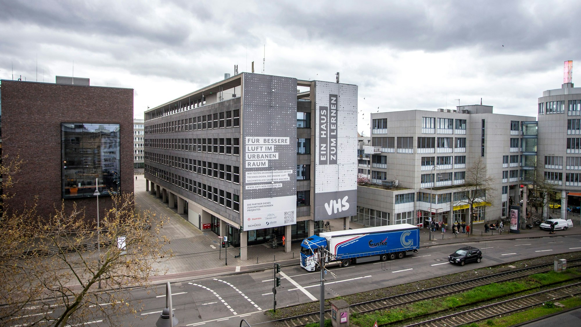 Die luftreinigende Textilfassade am Studienhaus der Volkshochschule an der viel befahrenen Cäcilienstraße.