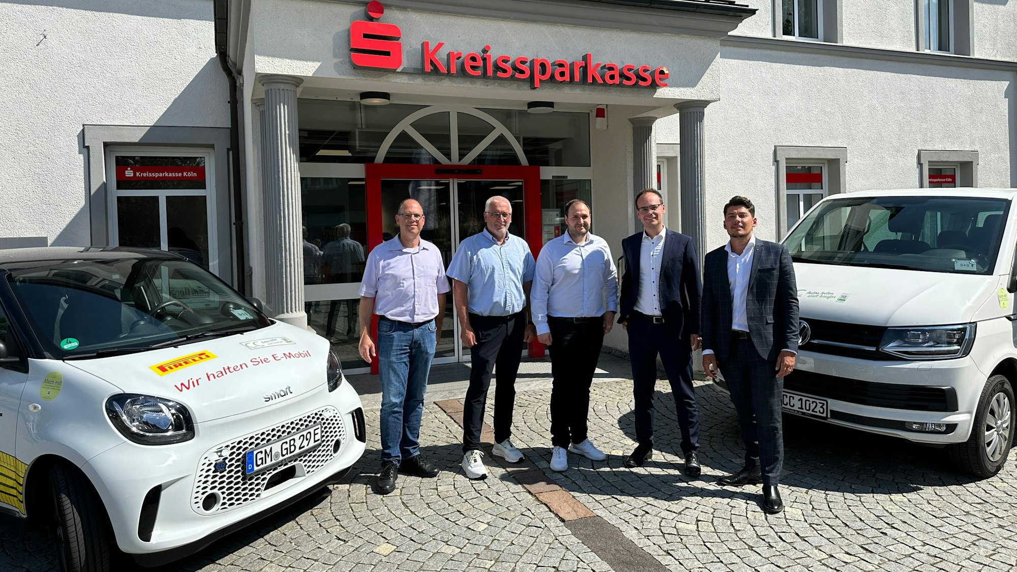 0Werbung fürs Carsharing in Marienheide machen (v.l.) Thomas Garn (allgemeiner Vertreter des Bürgermeisters), Uwe Töpfer (GF AggerEnergie), Sebastian Golinski (Stadtverwaltung), Manuel Peters (Regionaldirektor Kreissparkasse Köln) und Thomas Bulert (Filialleiter Kreissparkasse Marienheide.