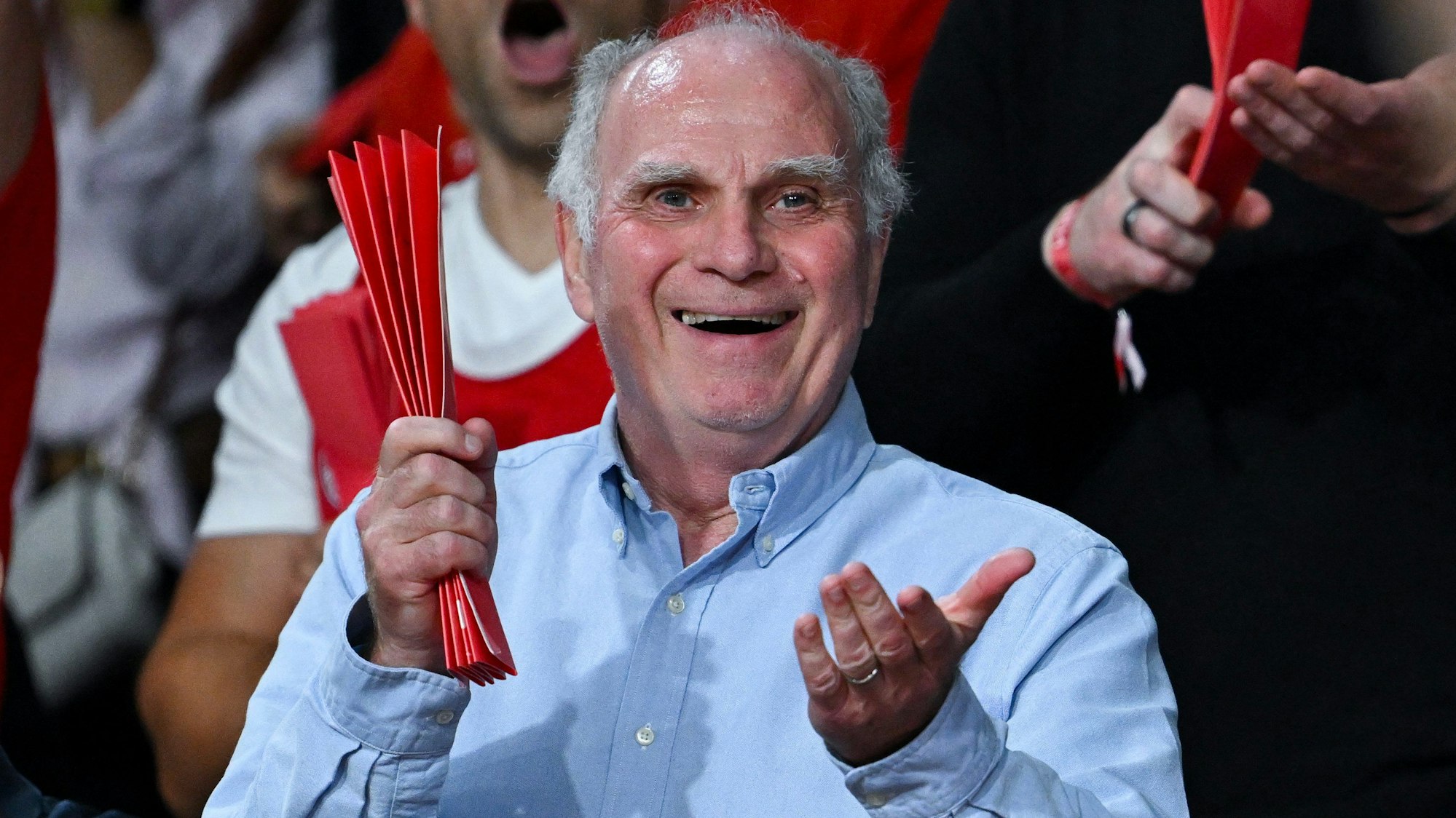 Uli Hoeneß, ehemaliger Präsident von München, verfolgt das Spiel.