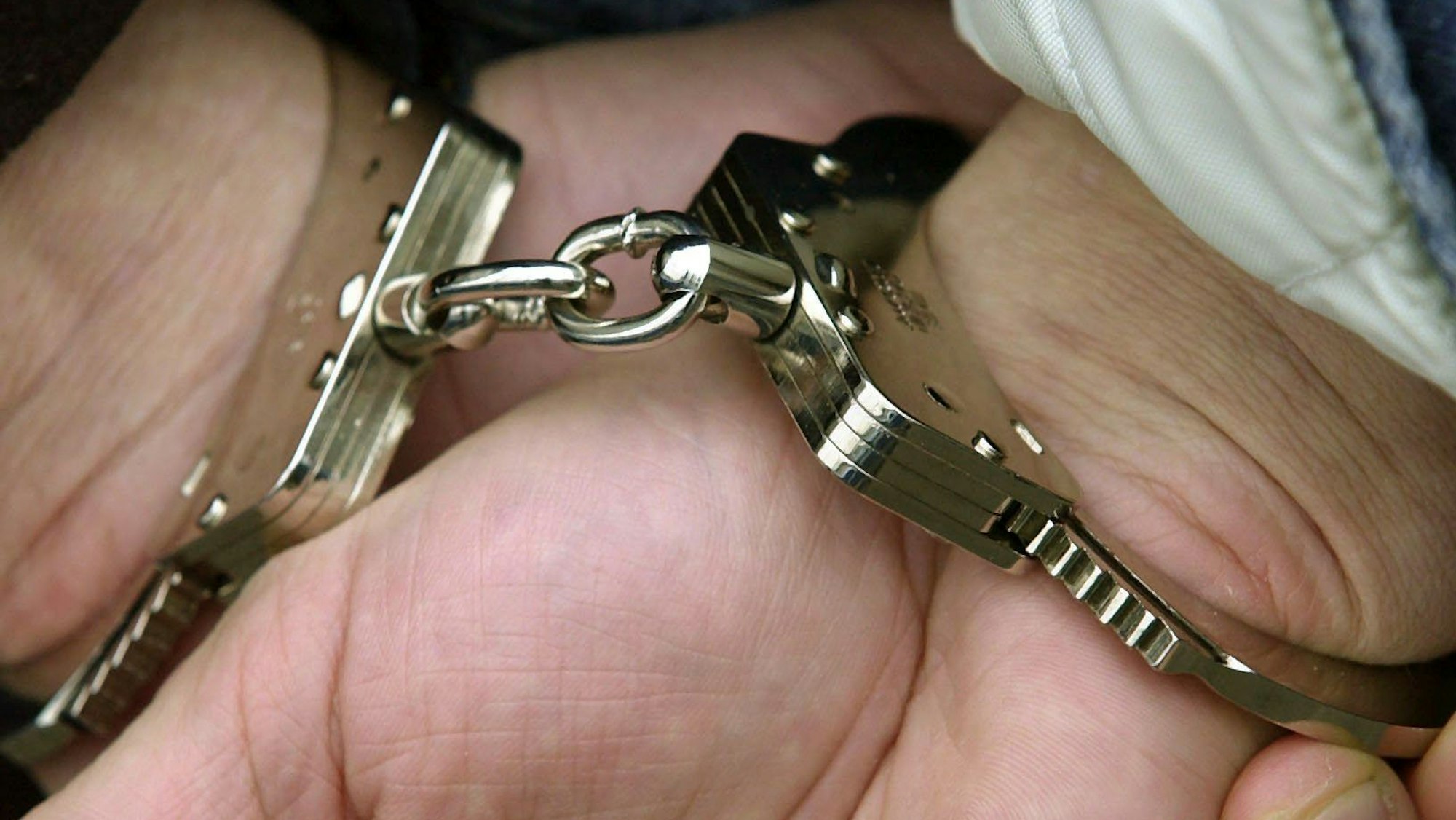 In Bedburg hat die Polizei einem aggressiven Mann Handfesseln angelegt.