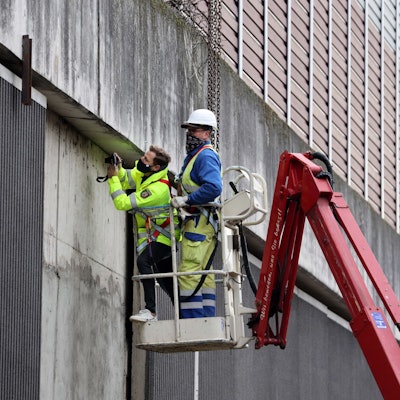 Kriminalbeamte und Mitarbeiter von Straßen NRW untersuchten nach dem Unglücj vor vier Jahren  die Betonplatten an der Lärmschutzwand der A3.
