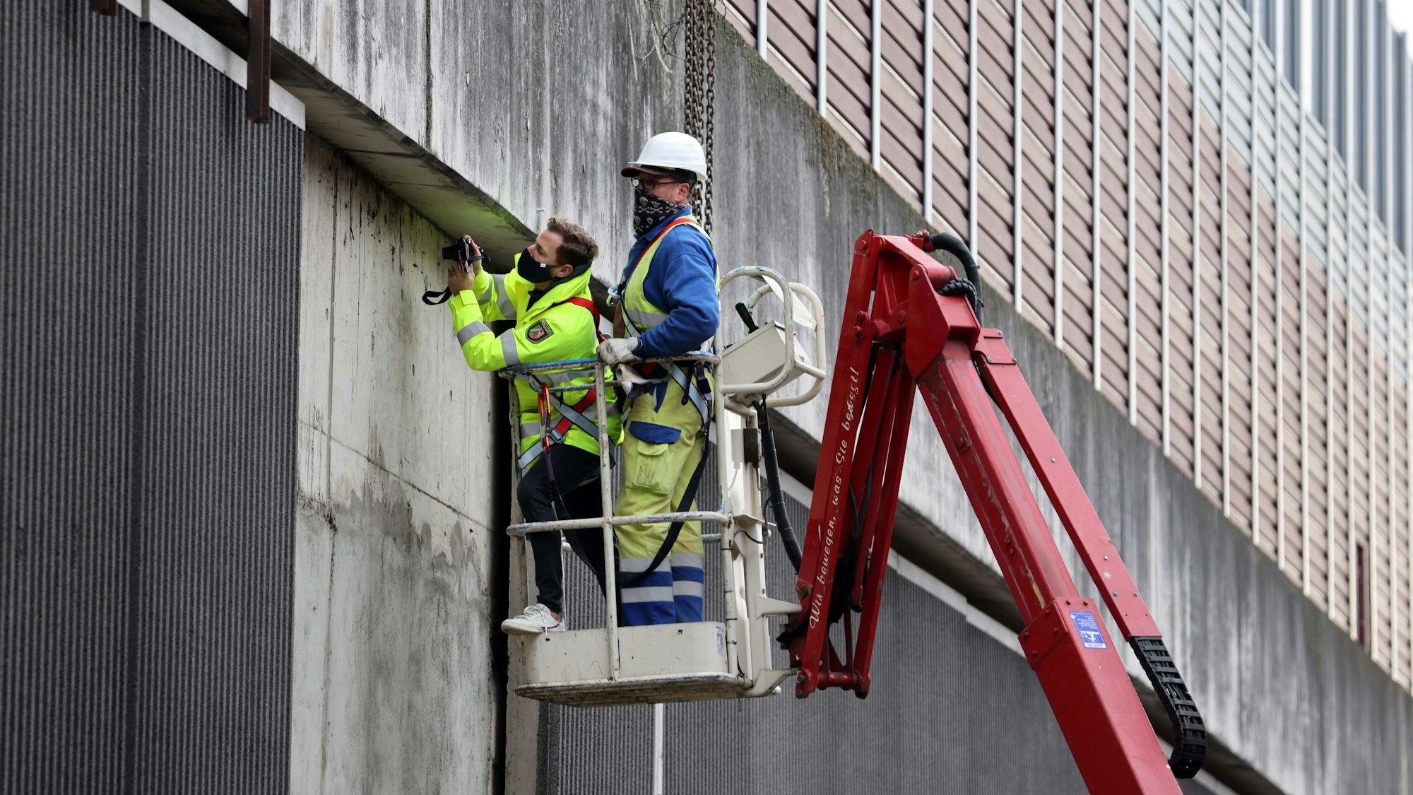 Kriminalbeamte und Mitarbeiter von Straßen NRW untersuchten nach dem Unglücj vor vier Jahren die Betonplatten an der Lärmschutzwand der A3.