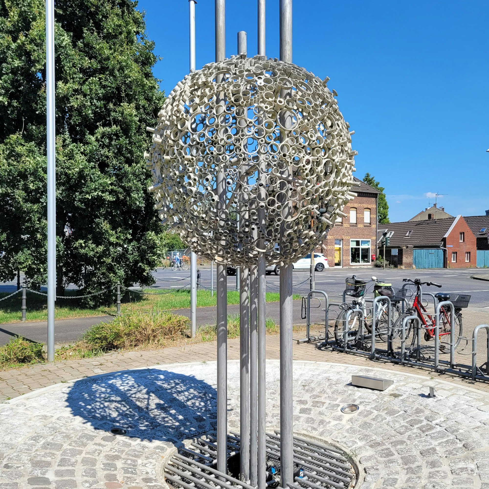 Ein Brunnen in Form einer Dornenkugel aus 1700 Edelstahlteilen.