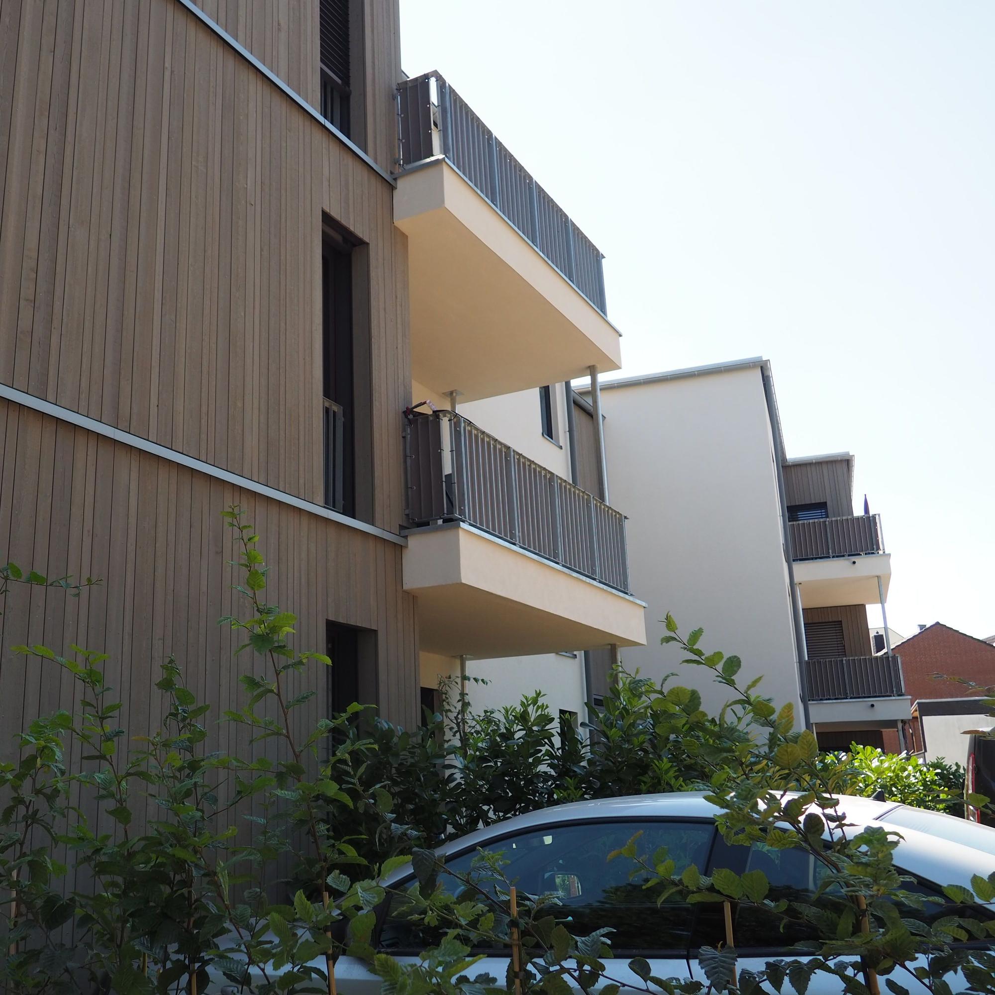 Das Bild zeigt einen Wohnkomplex vom Bauverein Erftstadt an der Grachtstraße in Liblar.
