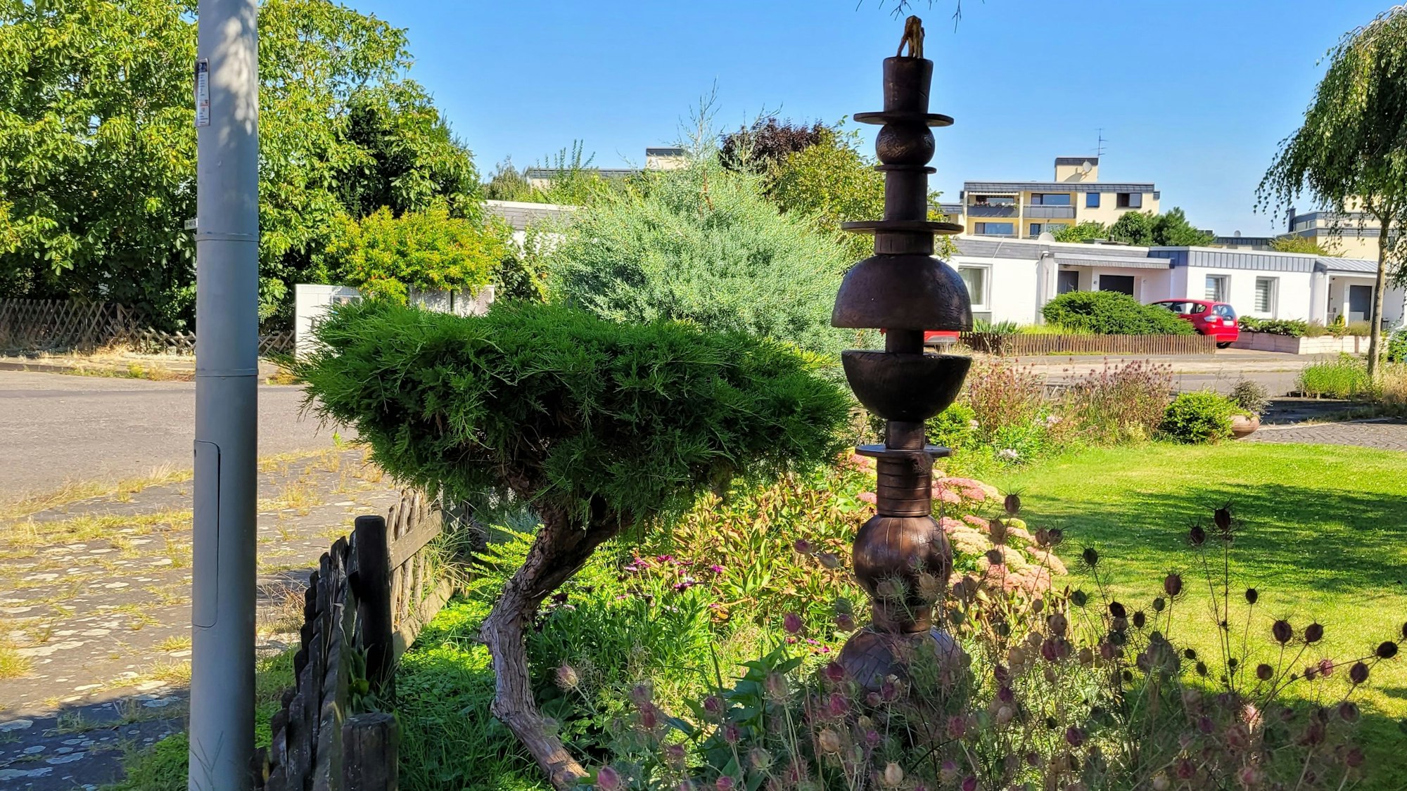 Eine Skulptur in einem Garten.