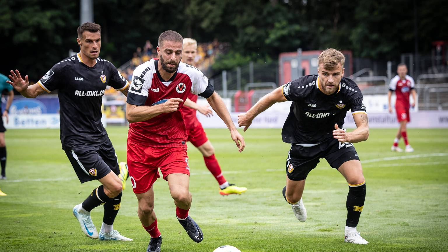 3. Liga: FC Viktoria Köln - Dynamo Dresden, 04.08.2024 Serhat-Semih Güler FC Viktoria Köln, 30 und Lars Bünning Dynamo Dresden, 23 Köln, 4.08.2024, 1. Spieltag der 3. Fußball-Liga, FC Viktoria Köln - Dynamo Dresden im Sportpark Hoehenberg in Köln. Die DFL-Bestimmungen verbieten die Verwendung von Fotografien als Bildsequenzen und / oder Quasi-Videos. *** 3 Liga FC Viktoria Köln Dynamo Dresden, 04 08 2024 Serhat Semih Güler FC Viktoria Köln, 30 and Lars Bünning Dynamo Dresden, 23 Cologne, 4 08 2024, 1 matchday of the 3 soccer league, FC Viktoria Köln Dynamo Dresden at Sportpark Hoehenberg in Cologne The DFL regulations prohibit the use of photographs as image sequences and or quasi videos Copyright: xBEAUTIFULxSPORTS/LeahxKohringx