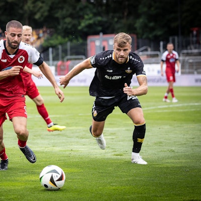 3. Liga: FC Viktoria Köln - Dynamo Dresden, 04.08.2024 Serhat-Semih Güler FC Viktoria Köln, 30 und Lars Bünning Dynamo Dresden, 23  Köln, 4.08.2024, 1. Spieltag der 3. Fußball-Liga, FC Viktoria Köln - Dynamo Dresden im Sportpark Hoehenberg in Köln. Die DFL-Bestimmungen verbieten die Verwendung von Fotografien als Bildsequenzen und / oder Quasi-Videos. *** 3 Liga FC Viktoria Köln Dynamo Dresden, 04 08 2024 Serhat Semih Güler FC Viktoria Köln, 30 and Lars Bünning Dynamo Dresden, 23 Cologne, 4 08 2024, 1 matchday of the 3 soccer league, FC Viktoria Köln Dynamo Dresden at Sportpark Hoehenberg in Cologne The DFL regulations prohibit the use of photographs as image sequences and or quasi videos Copyright: xBEAUTIFULxSPORTS/LeahxKohringx