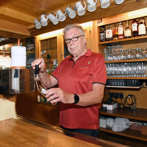 Im Waldbröler „Haus am Mühlenberg“ wird Inhaber Bruno Kapp auch weiterhin an den Zapfhähnen stehen. Die Schließung der Gaststätte in der Ortschaft Vierbuchermühle ist vorerst abgewendet.