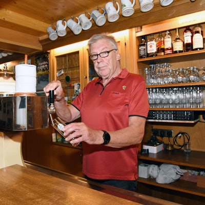 Im Waldbröler „Haus am Mühlenberg“ wird Inhaber Bruno Kapp auch weiterhin an den Zapfhähnen stehen. Die Schließung der Gaststätte in der Ortschaft Vierbuchermühle ist vorerst abgewendet.