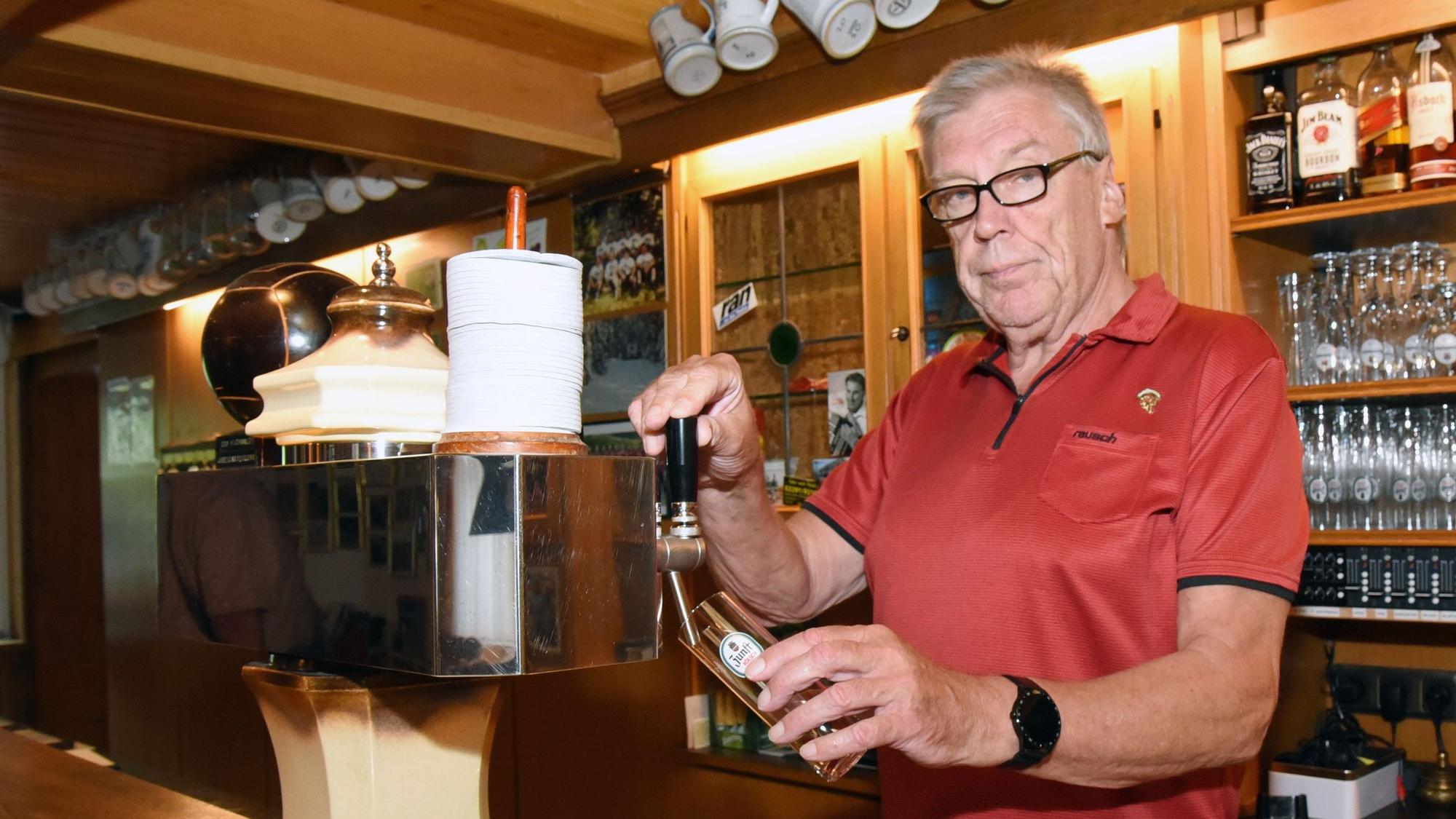 Im Waldbröler „Haus am Mühlenberg“ wird Inhaber Bruno Kapp auch weiterhin an den Zapfhähnen stehen. Die Schließung der Gaststätte in der Ortschaft Vierbuchermühle ist vorerst abgewendet.