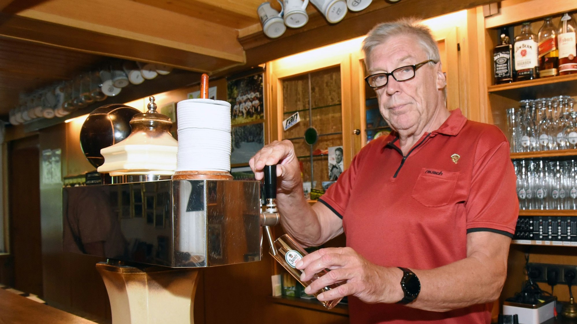 Im Waldbröler „Haus am Mühlenberg“ wird Inhaber Bruno Kapp auch weiterhin an den Zapfhähnen stehen. Die Schließung der Gaststätte in der Ortschaft Vierbuchermühle ist vorerst abgewendet.