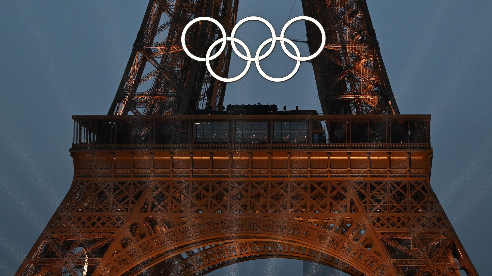 Frankreich, Paris: Olympia, Paris 2024, Eröffnungsfeier der Olympischen Sommerspiele, Die Olympischen Ringe am Eifelturm sind beleuchtet.