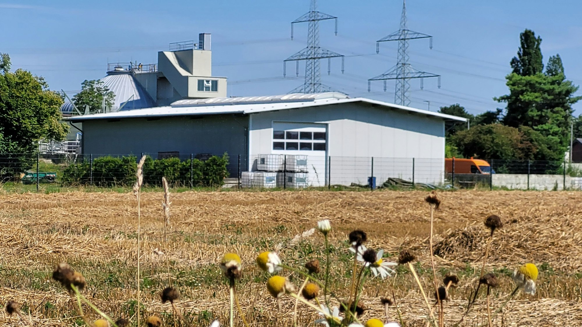 Ein Gebäude mit einer hellen Fassade - die Kläranlage.