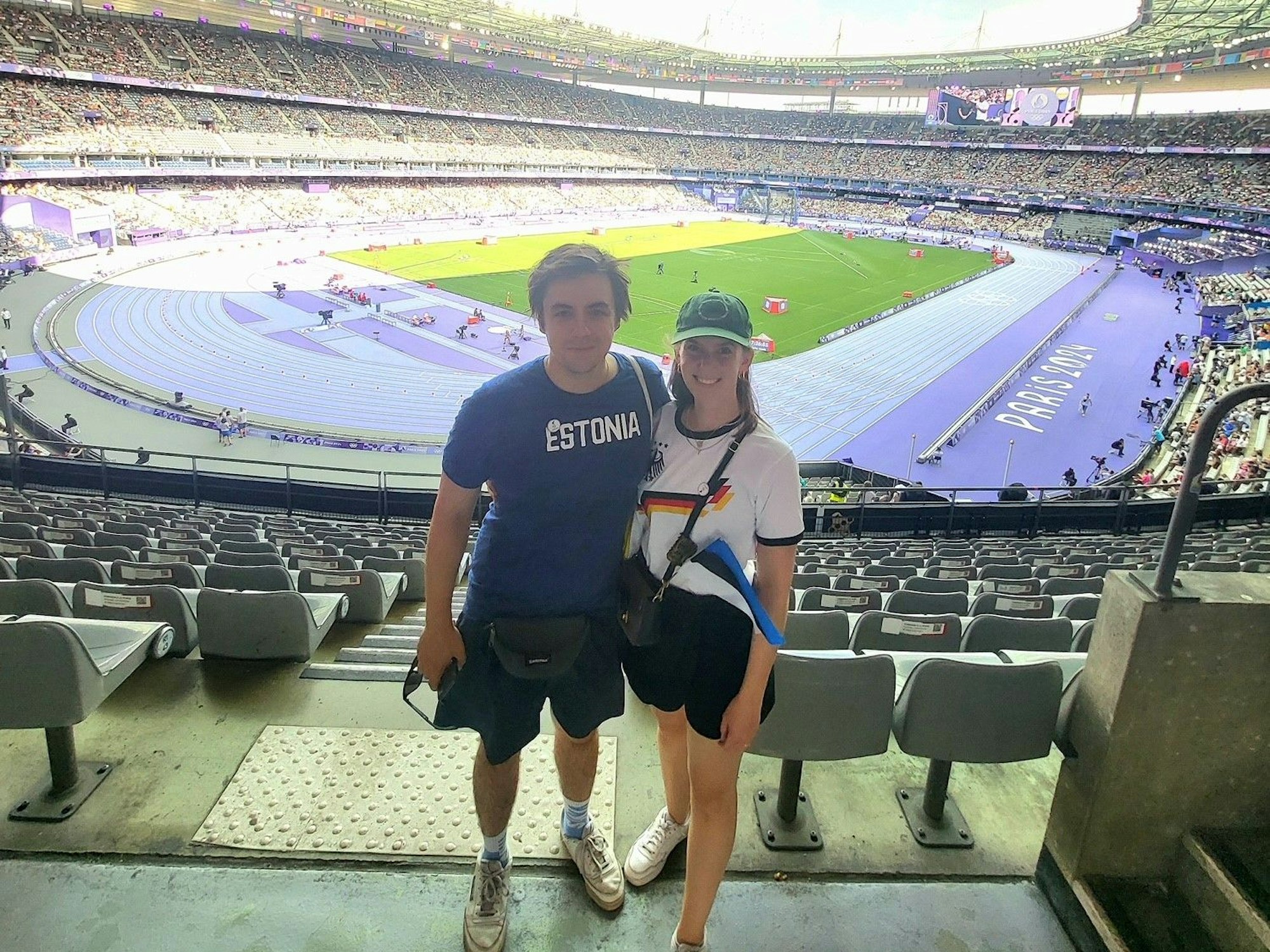 Der Vernicher Frederik Schorn war mit seiner Frau Imbi bei den Olympischen Spielen in Paris. Sie stehen im Stade de France.
