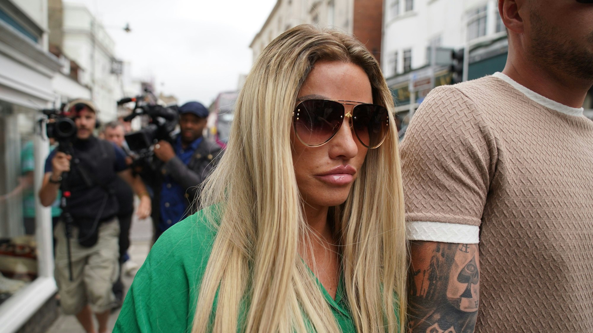 Katie Price, Model aus Großbritannien, verlässt den Lewes Crown Court in East Sussex.