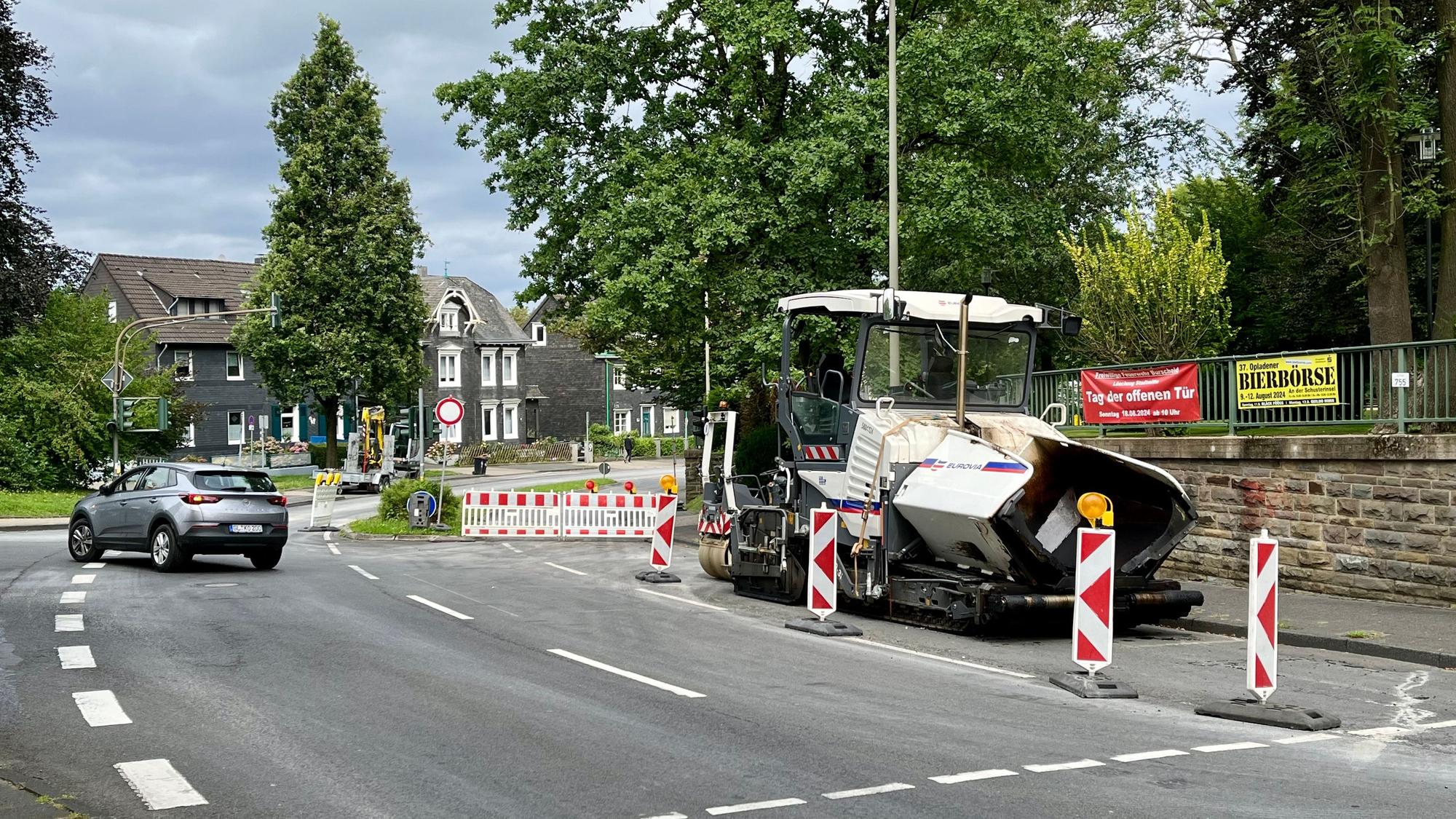 Der Abzweig Bürgermeister-Schmidt- / Höhestraße in Burscheid mit Baugerät