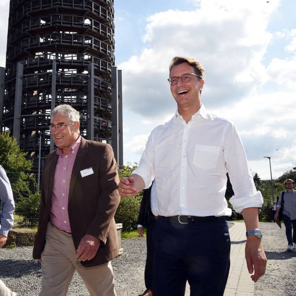 Hemdsärmelig und bestens gelaunt erscheint Ministerpräsident Hendrik Wüst (rechts) im Waldbröler Naturerlebnispark Panarbora. Ludwig B. Lühl (Mitte) und Steffen Minas vom Landesverband Rheinland im Deutschen Jugendherbergswerk begleiten ihn.
