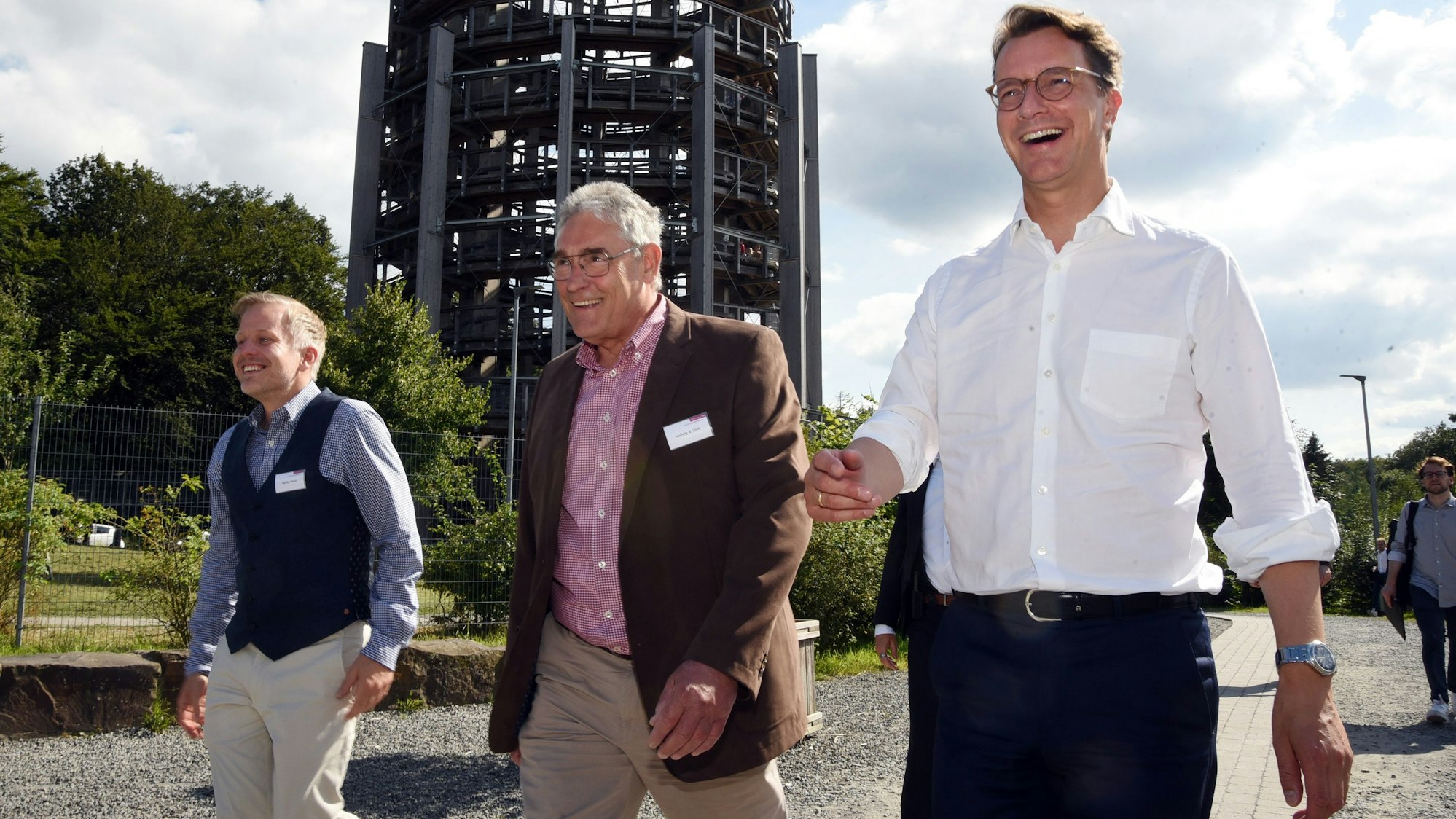 Hemdsärmelig und bestens gelaunt erscheint Ministerpräsident Hendrik Wüst (rechts) im Waldbröler Naturerlebnispark Panarbora. Ludwig B. Lühl (Mitte) und Steffen Minas vom Landesverband Rheinland im Deutschen Jugendherbergswerk begleiten ihn.