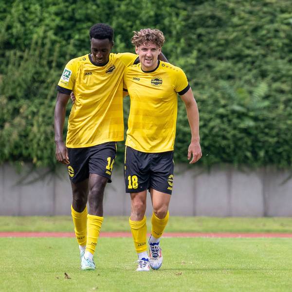 Arm in Arm verlassen Mike Owuso und Florian Wirtz das Spielfeld.