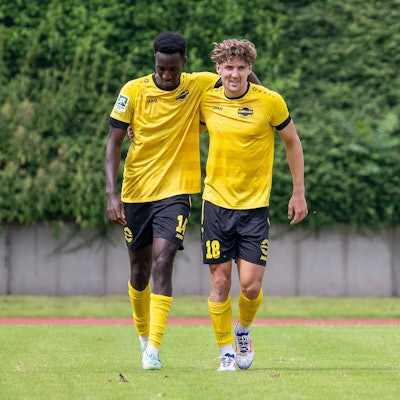 Arm in Arm verlassen Mike Owuso und Florian Wirtz das Spielfeld.