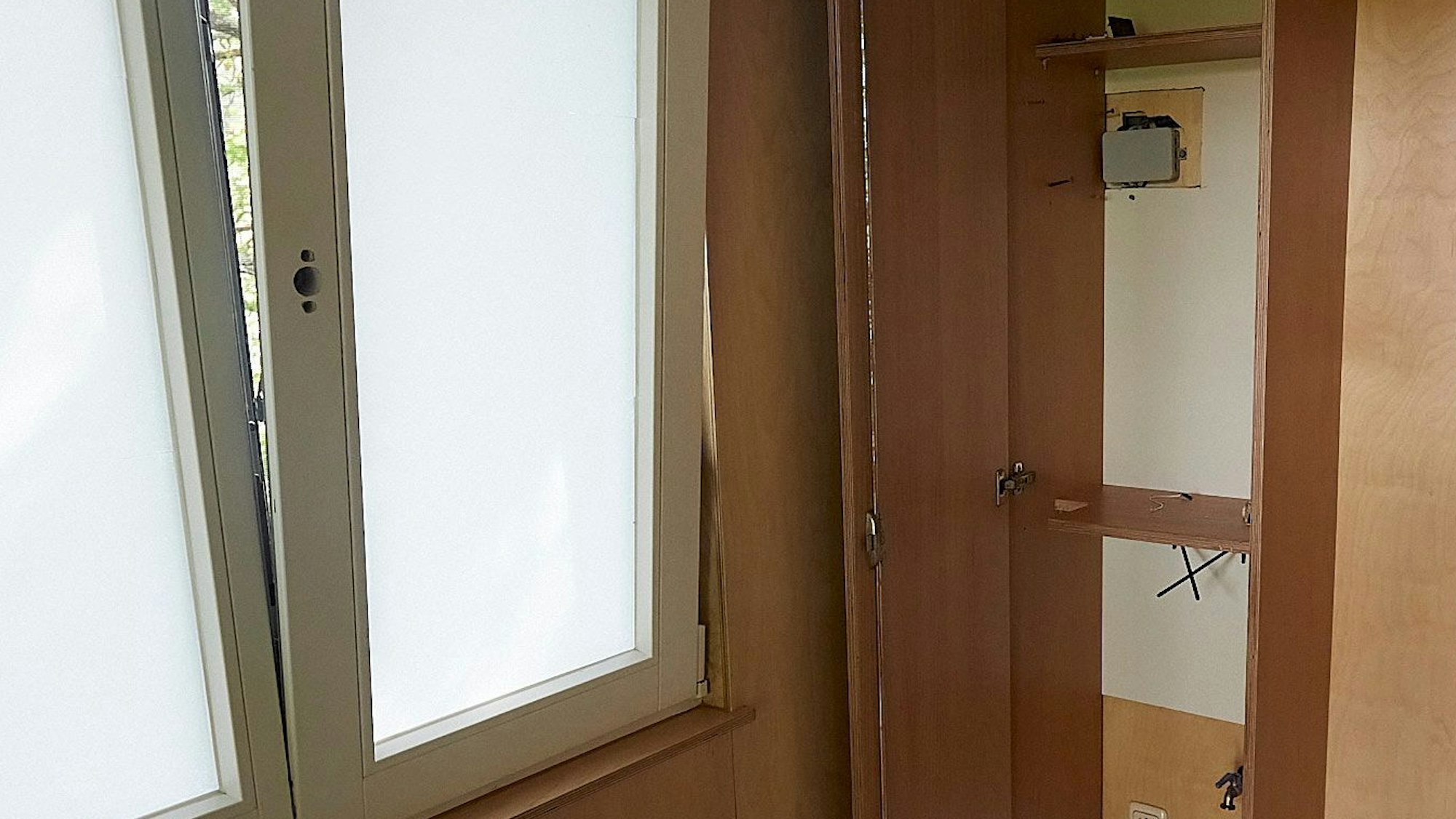 Am Fenster links im Bild fehlt der Griff, rechts sieht man einen leergeräumten Schrank.