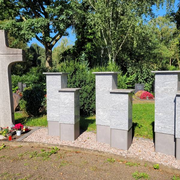 Ein Kreuz und Grabsteine, noch tragen sie keine Namen.