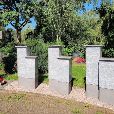 Ein Kreuz und Grabsteine, noch tragen sie keine Namen.