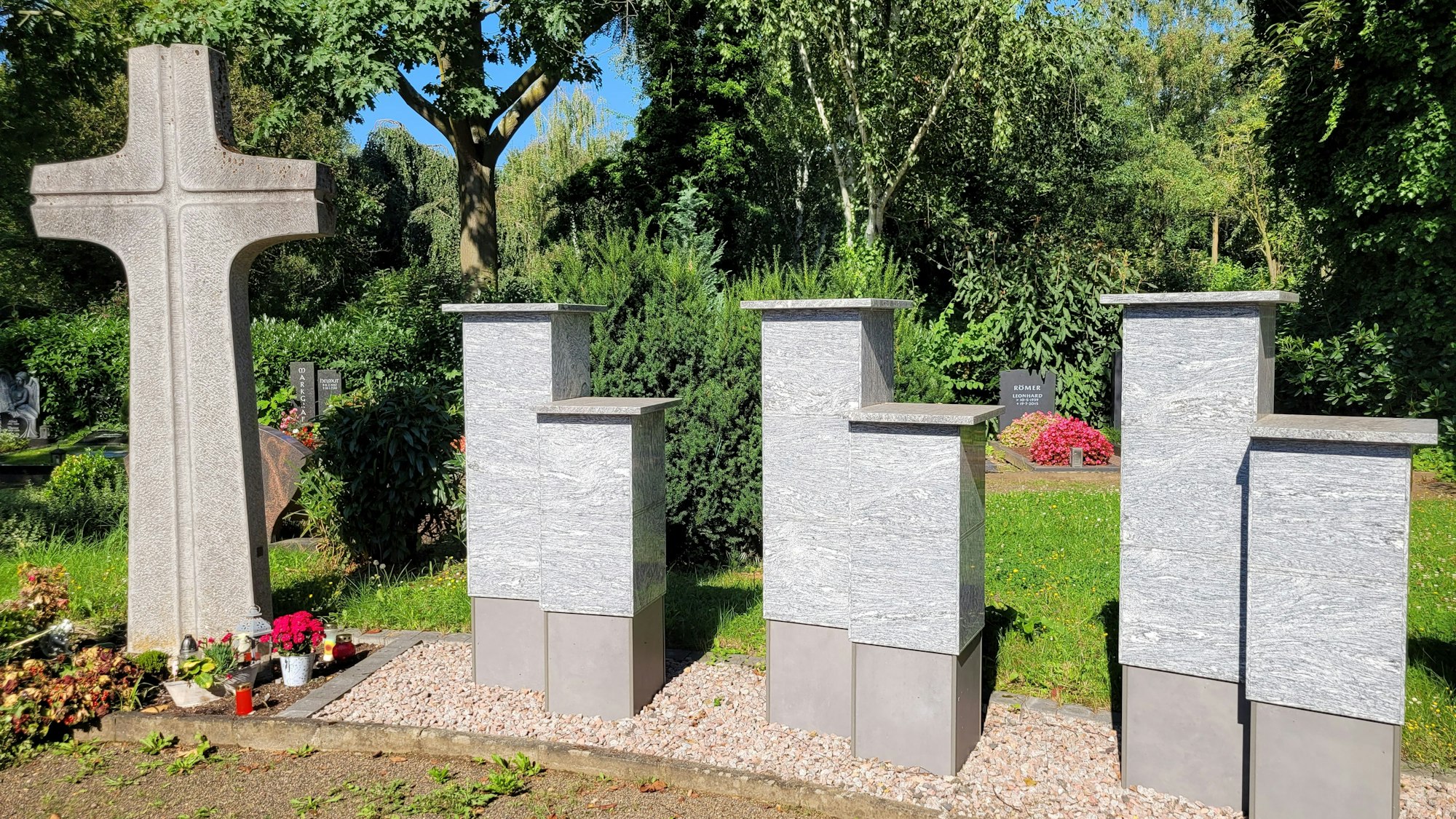 Ein Kreuz und Grabsteine, noch tragen sie keine Namen.