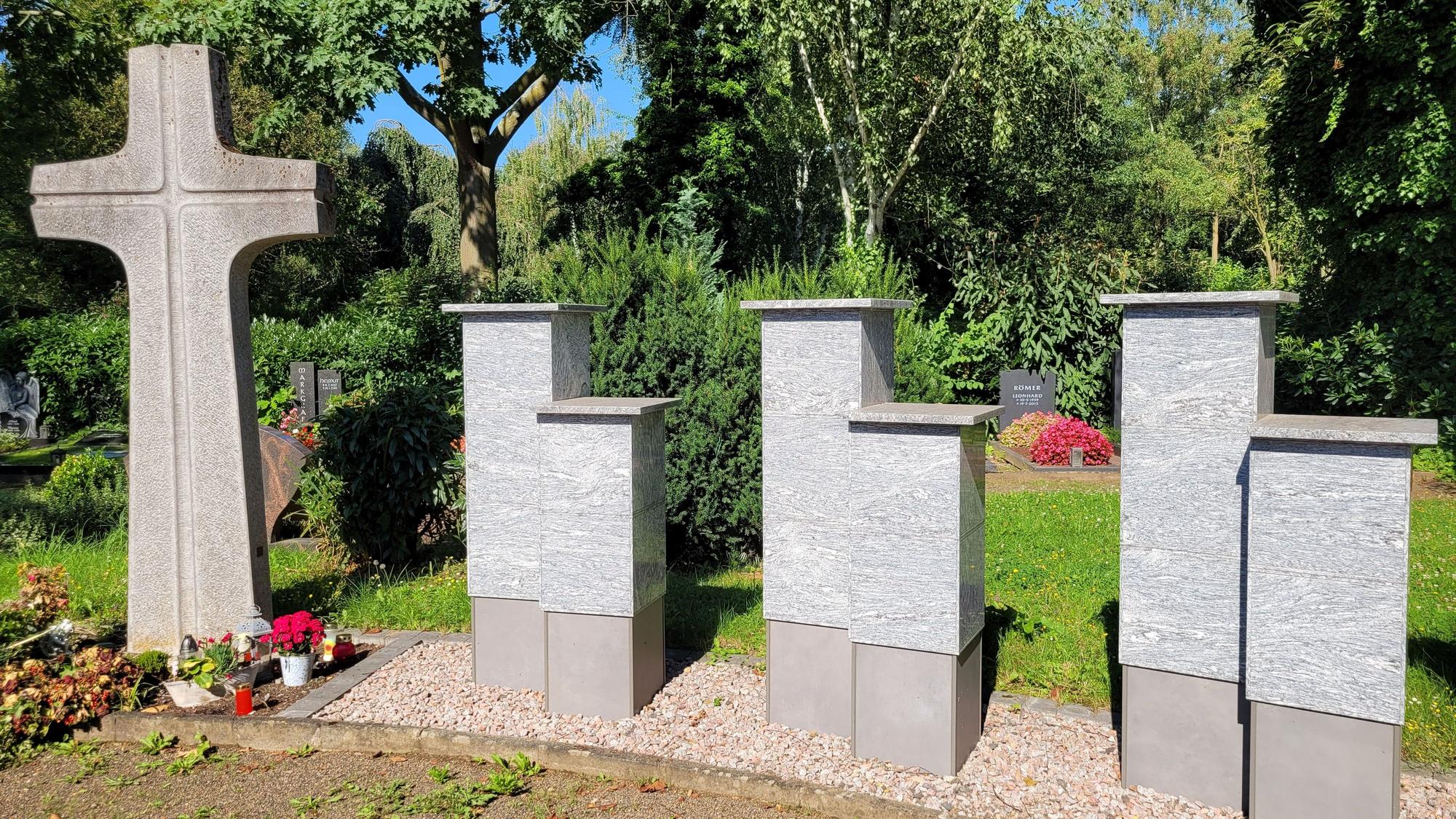 Ein Kreuz und Grabsteine, noch tragen sie keine Namen.