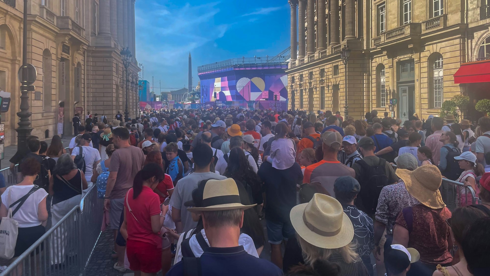 Viele Menschen sind von hinten zu sehen. Sie haben sich zu einem Fanwalk formiert und gehen gemeinsam zum Place de la Concorde.
