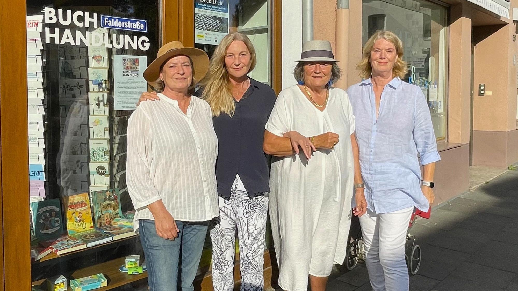 Das Orgateam vor der Sürther Buchhandlung wo es die Tickets gibt. v.l. Nadine Sander, (Tickets) Helga Wegmann (1.Vors.) Claudia Franzen (Gründunsmitglied) Inge Blameuser (Koordination Dekoration und Aufbau)