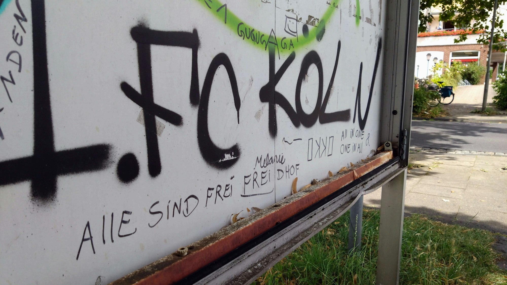 Eine mit Graffiti beschmierte Tafel.