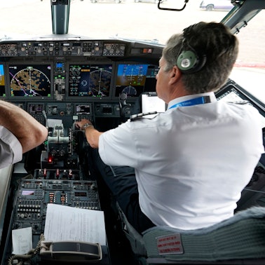 Während des gesamten Fluges sind bei Linienmaschinen heute standardmäßig zwei Piloten im Cockpit. Das könnte sich ändern.