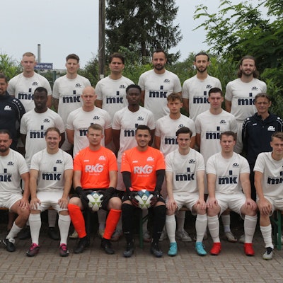 Mert Bozkurt (oben, von links), Tom Priebe, Tim Sterzenbach, Kastriot Kajtazi, Serhildan Hannan, Imran Erdem, Christian Müller, Co-Trainer Julian Huth (Mitte, von links), Hanif Tchazodi, Niklas Dieckhoff, Daniel Masaka, Samuel Müller, Matteo Reinartz, Trainer Gerrit Pirotte, Tim Kitz (unten, von links), Damian Burski Justin Heitzer, Robin Emmerich, Mert Ates, Brian-Matthias, Thivissen, Denny Koller und Jonas Lülsdorf vom SV Bergheim.