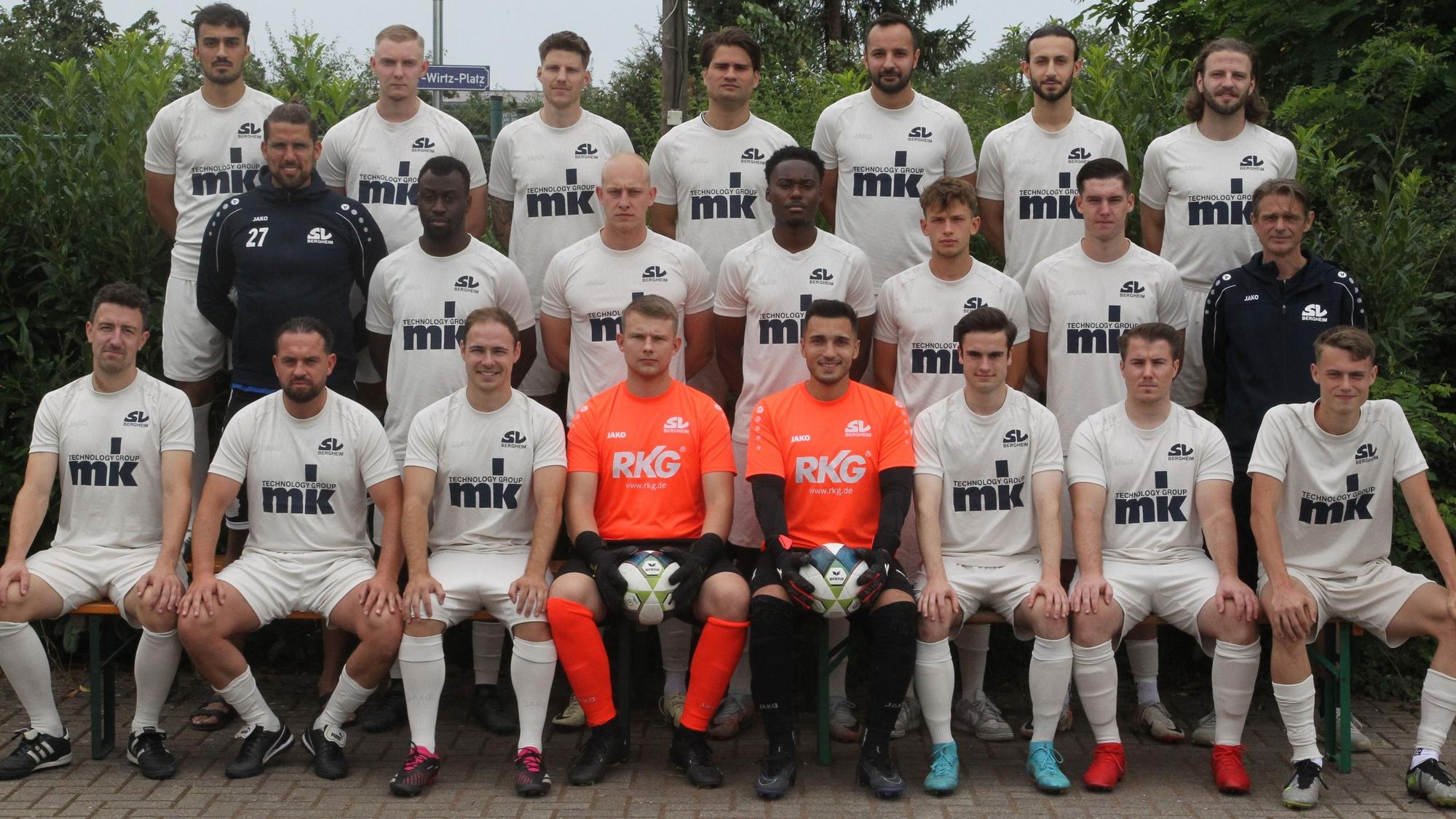 Mert Bozkurt (oben, von links), Tom Priebe, Tim Sterzenbach, Kastriot Kajtazi, Serhildan Hannan, Imran Erdem, Christian Müller, Co-Trainer Julian Huth (Mitte, von links), Hanif Tchazodi, Niklas Dieckhoff, Daniel Masaka, Samuel Müller, Matteo Reinartz, Trainer Gerrit Pirotte, Tim Kitz (unten, von links), Damian Burski Justin Heitzer, Robin Emmerich, Mert Ates, Brian-Matthias, Thivissen, Denny Koller und Jonas Lülsdorf vom SV Bergheim.