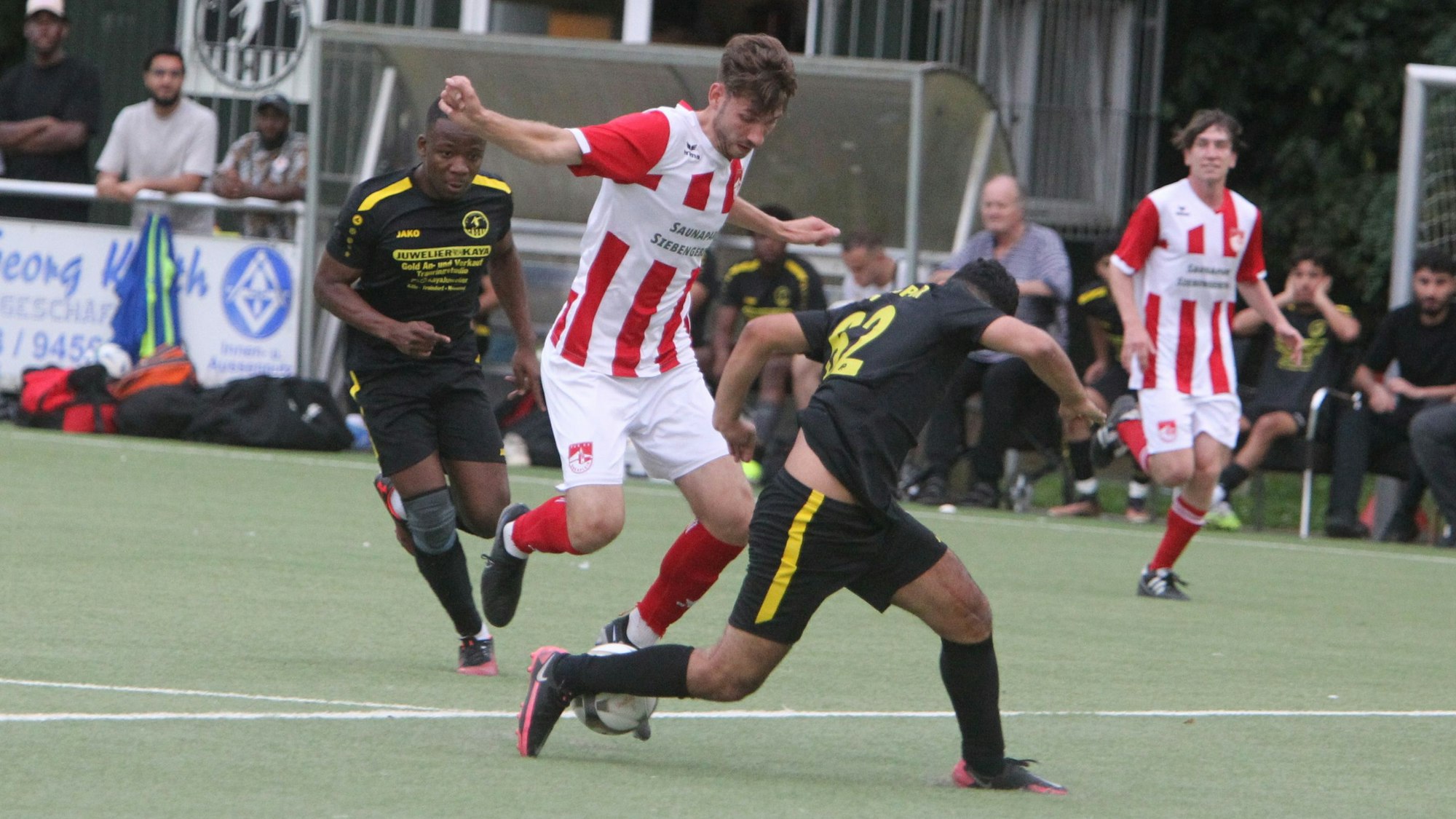 Rettung in letzter Sekunde: Marc Banko vom TuS Oberpleis wird im Troisdorfer Strafraum am Durchbruch gehindert.