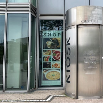 Außenaufnahme des Kiosk Osman Shop im Mediapark.