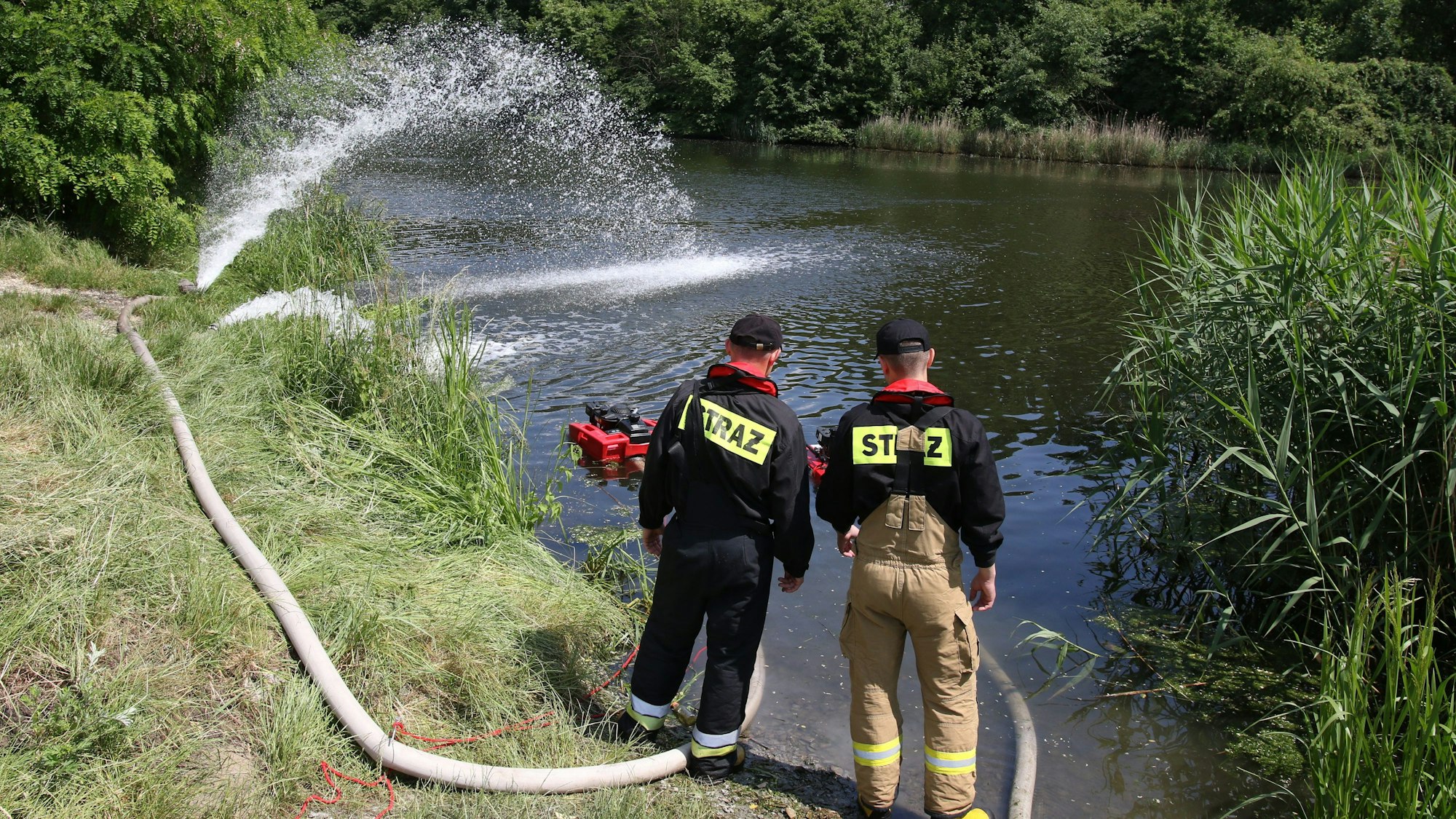 ARCHIV - 12.06.2023, Polen, Kandrzin-Cosel: Feuerwehrleute pumpen im Sommer 2023 Sauerstoff in den Gleiwitzer Kanal, um das Algenwachstum zu verhindern.