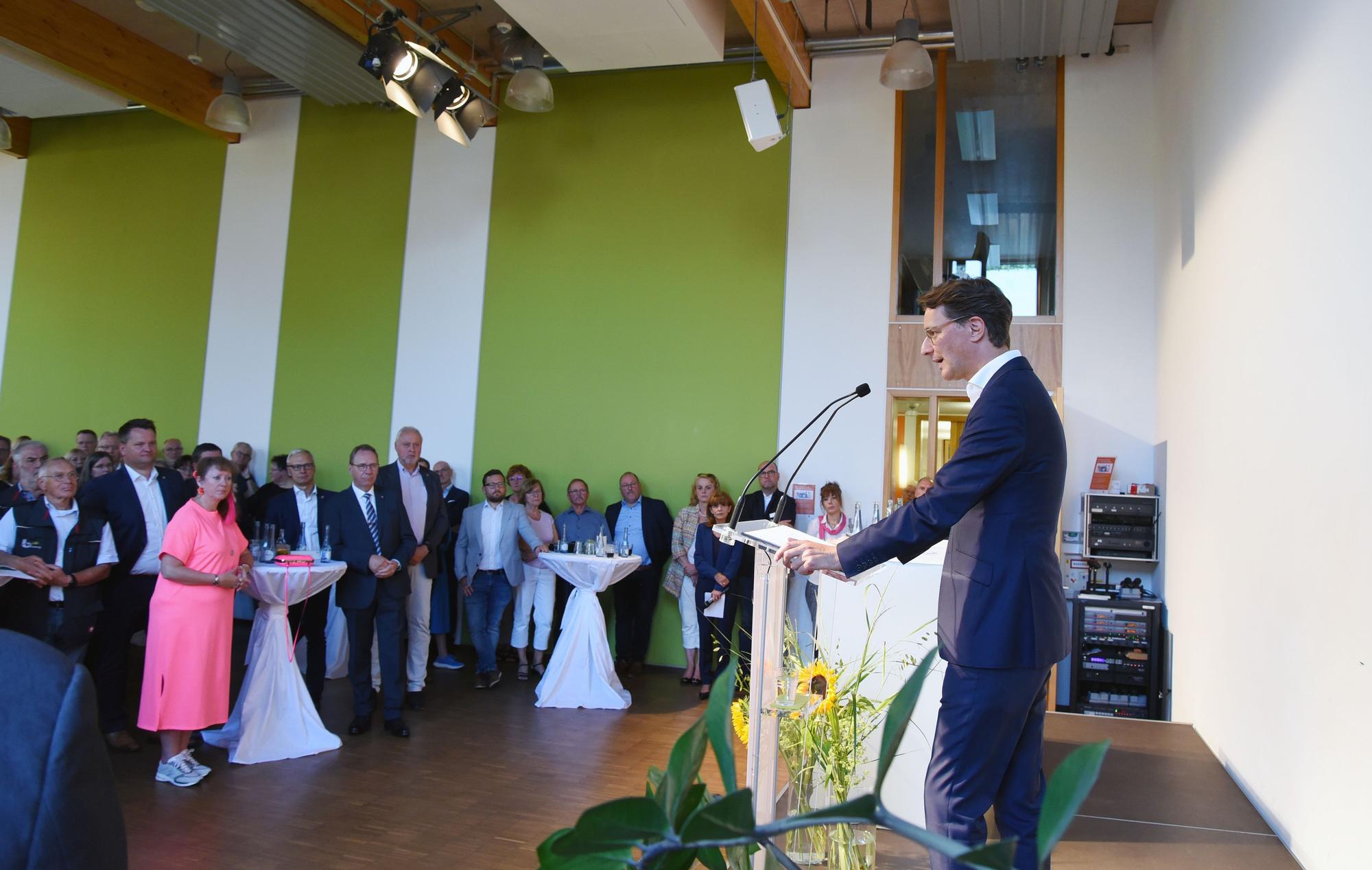 Abends dann mit Sakko: Ministerpräsident Hendrik Wüst bei seiner Ansprache auf Metabolon in Lindlar vor unzähligen Ehrenamtlerinnen und Ehrenamtlern aus Oberberg.