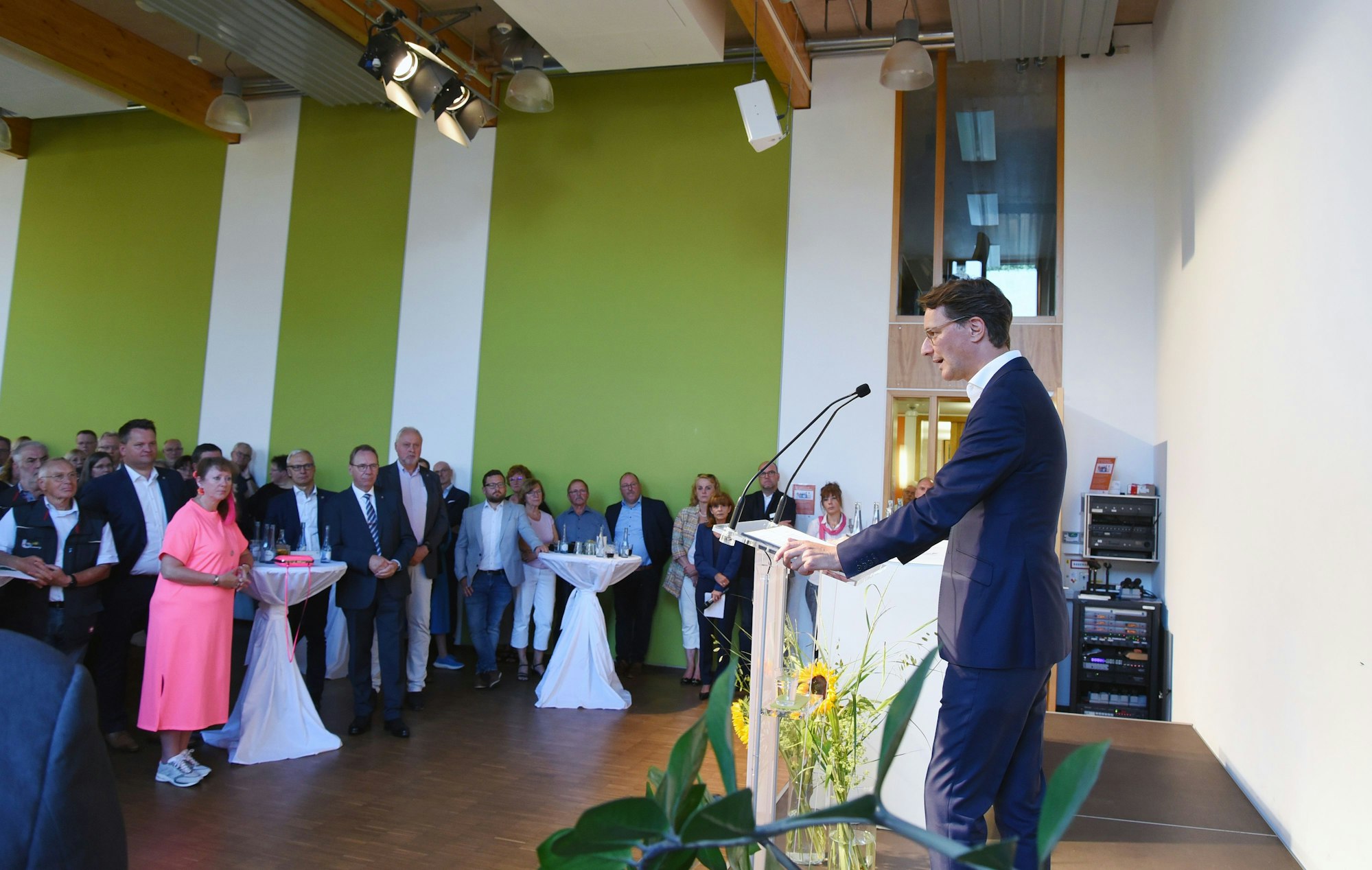 Abends dann mit Sakko: Ministerpräsident Hendrik Wüst bei seiner Ansprache auf Metabolon in Lindlar vor unzähligen Ehrenamtlerinnen und Ehrenamtlern aus Oberberg.