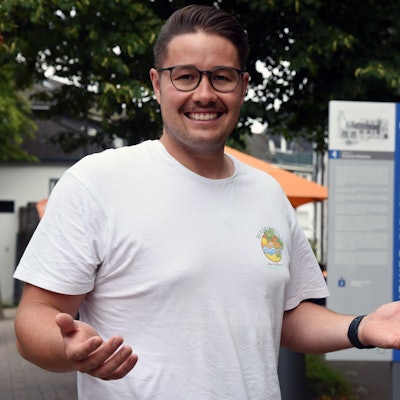 Mats Bollmann lacht  in die Kamera.