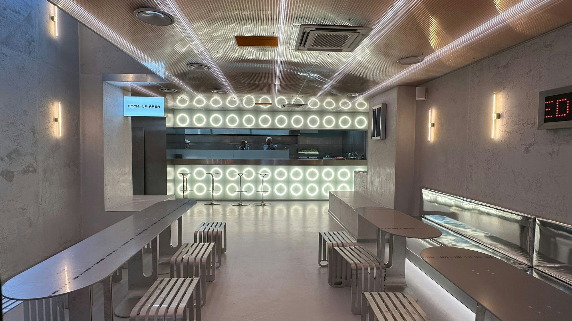 Minimalistisch, futuristisch ist vor allem das Interieur gestaltet.