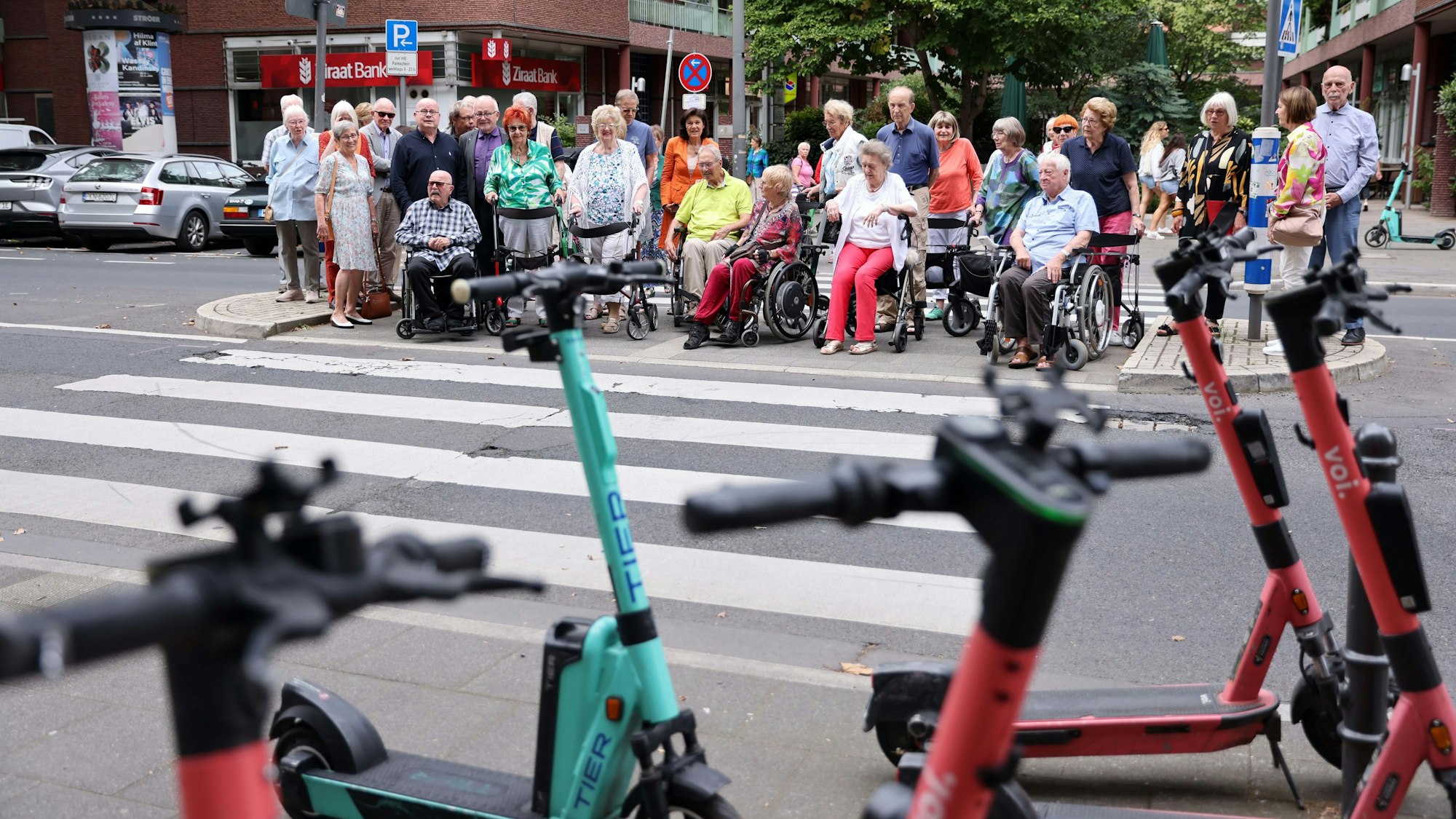 Um ihrem Protest Ausdruck zu verleihen, haben sich zahlreiche Bewohnerinnen und Bewohner der Residenz am Dom zum Fototermin auf dem Zebrastreifen versammelt.