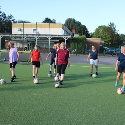 Eine Frauenmannschaft, die Walking Football spielt.