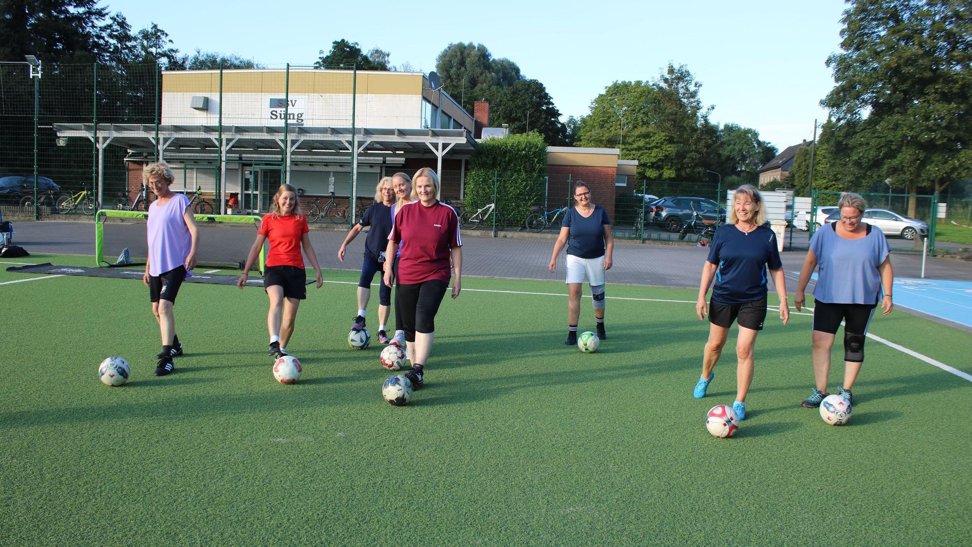 Eine Frauenmannschaft, die Walking Football spielt.