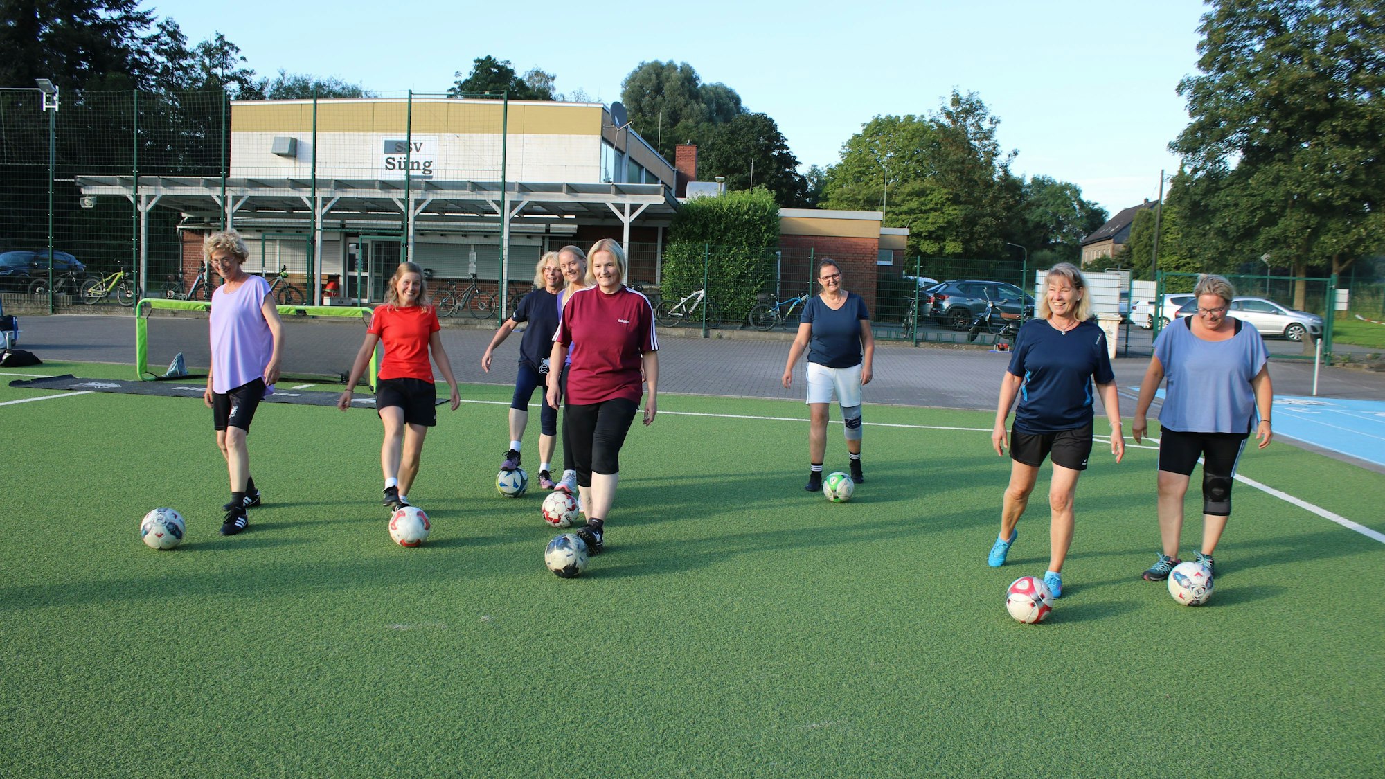 Eine Frauenmannschaft, die Walking Football spielt.